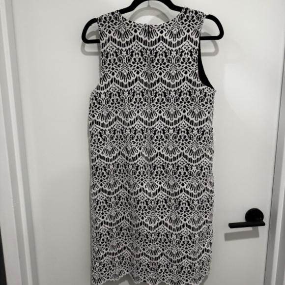 Halogen Black & White Lace Shift Dress – Sleeveless, Elegant, Classic Cocktail - Picture 3 of 4